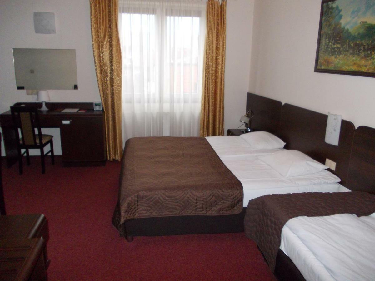 Hotel Pinocy Ledziny Exterior foto