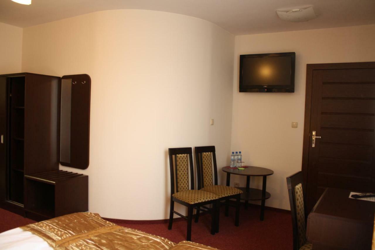 Hotel Pinocy Ledziny Exterior foto
