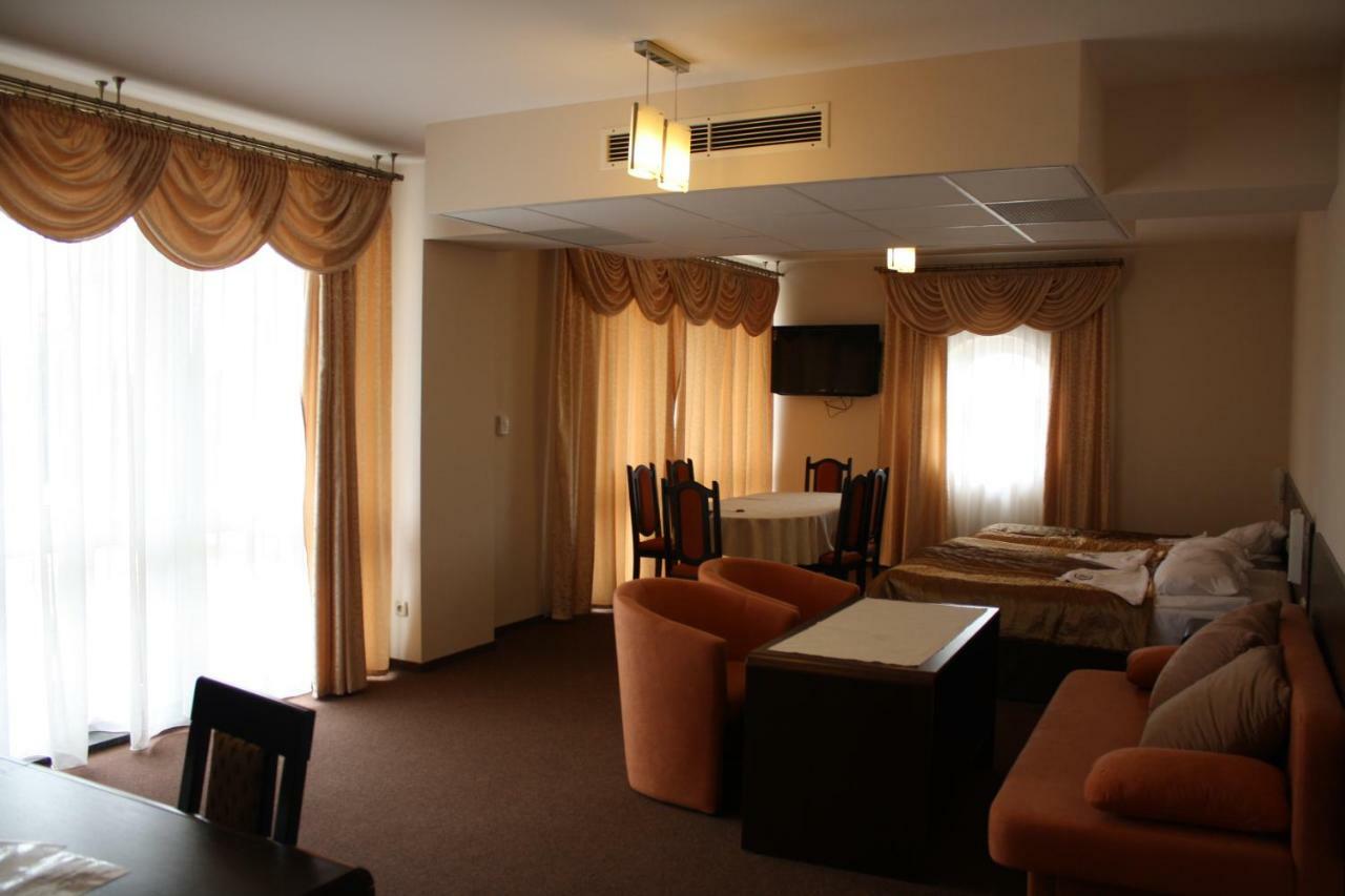 Hotel Pinocy Ledziny Exterior foto